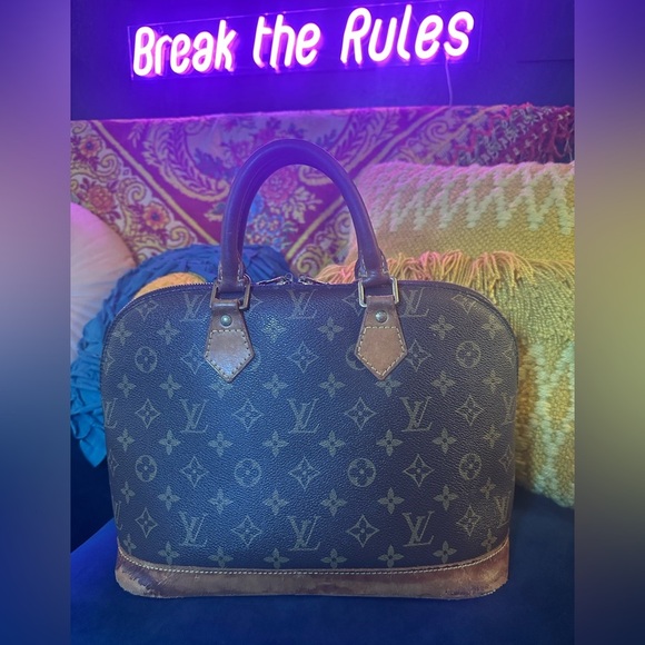 AUTHENTIC LOUIS VUITTON “Alma” purse - bottom damaged - Picture 5 of 16
